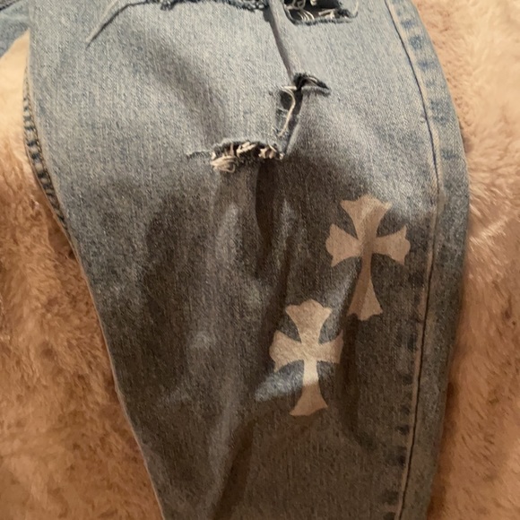 ✨womens denim Levi’s jeans with white painted crosses✨ - Picture 3 of 10